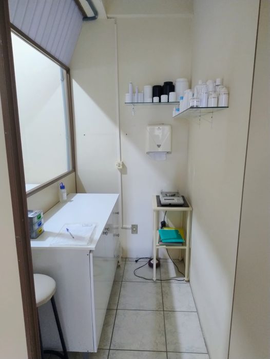 Laborat�rio para produ��o de semi-s�lidos ( parte dermatol�gica) e lavat�rios 2�piso