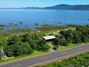 Fortes Im�veis Vende - Casa com Acesso Particular a lagoa